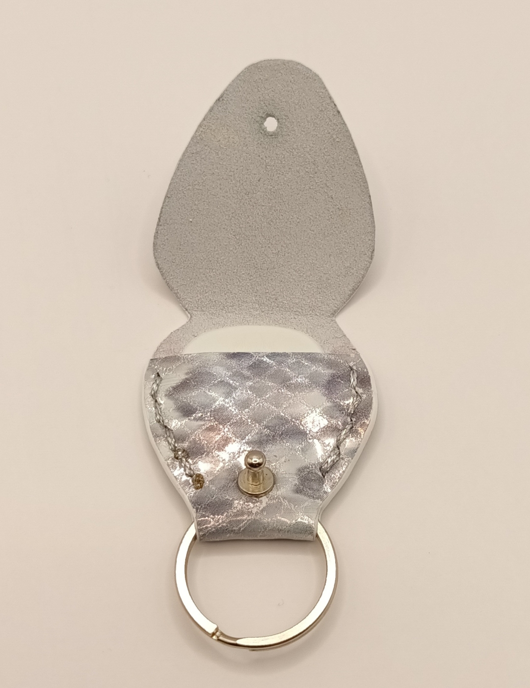 Étuis à médiator gris clair nuancé avec reflets argents effet python