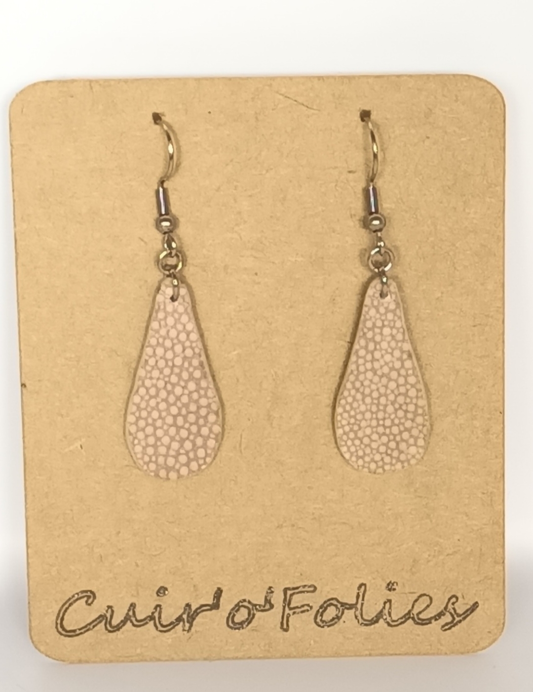 Boucles d’oreilles petite goutte en galuchat gris beige
