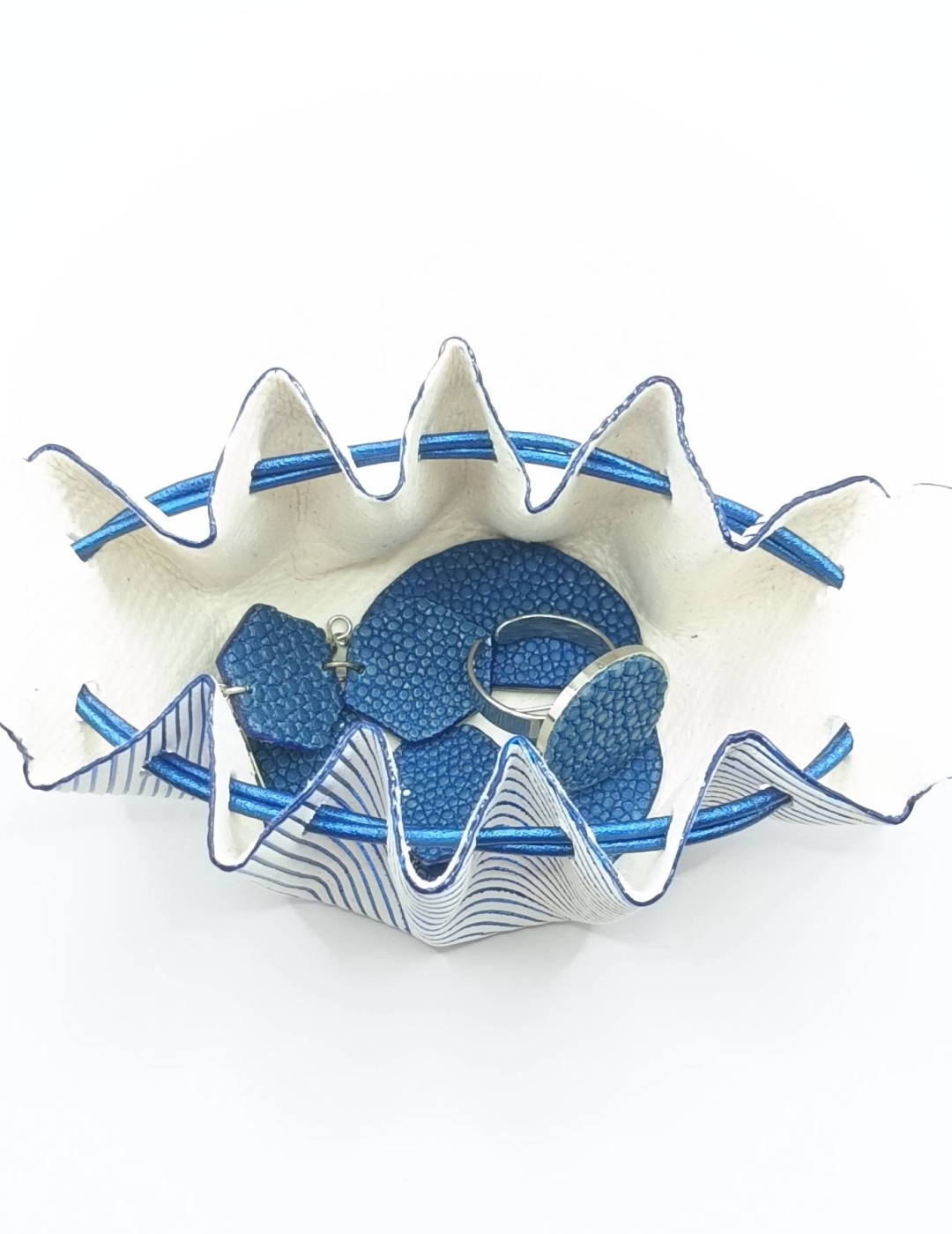 Petite bourse  blanche à rayures bleues métallisées