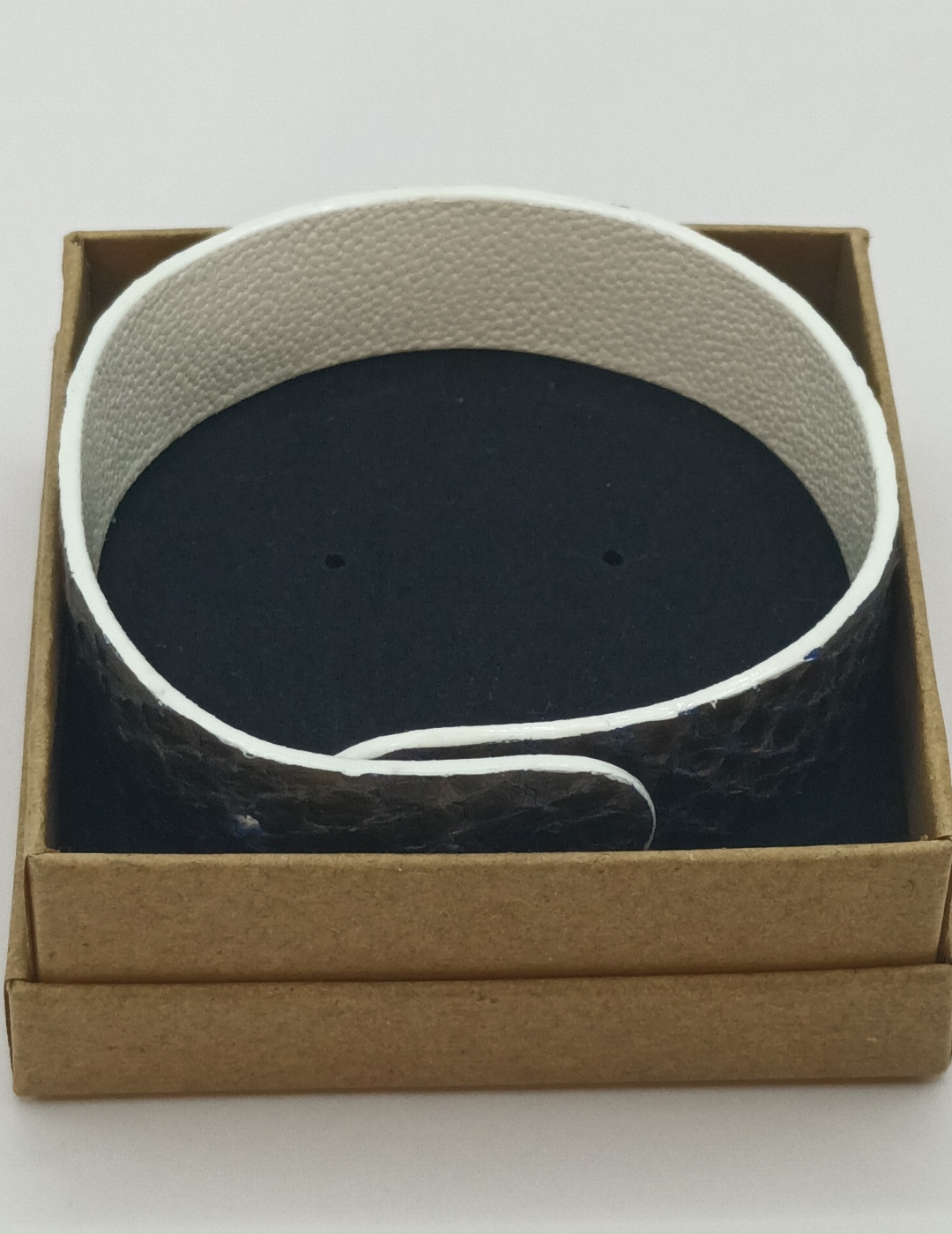 Bracelet bleu aux reflets bronze et blanc en saumon