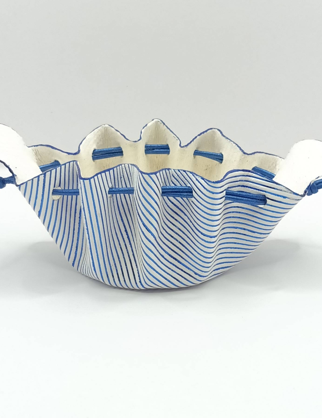 Petite bourse  blanche à rayures bleues métallisées