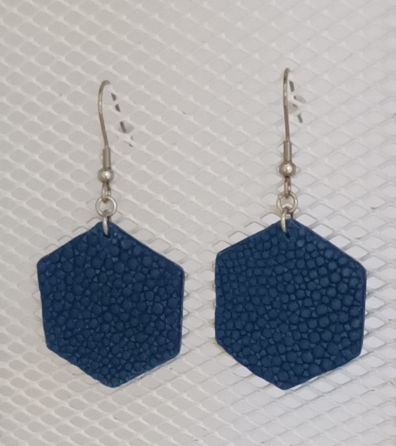 Boucles d’oreilles grand hexagone en galuchat  bleu foncé