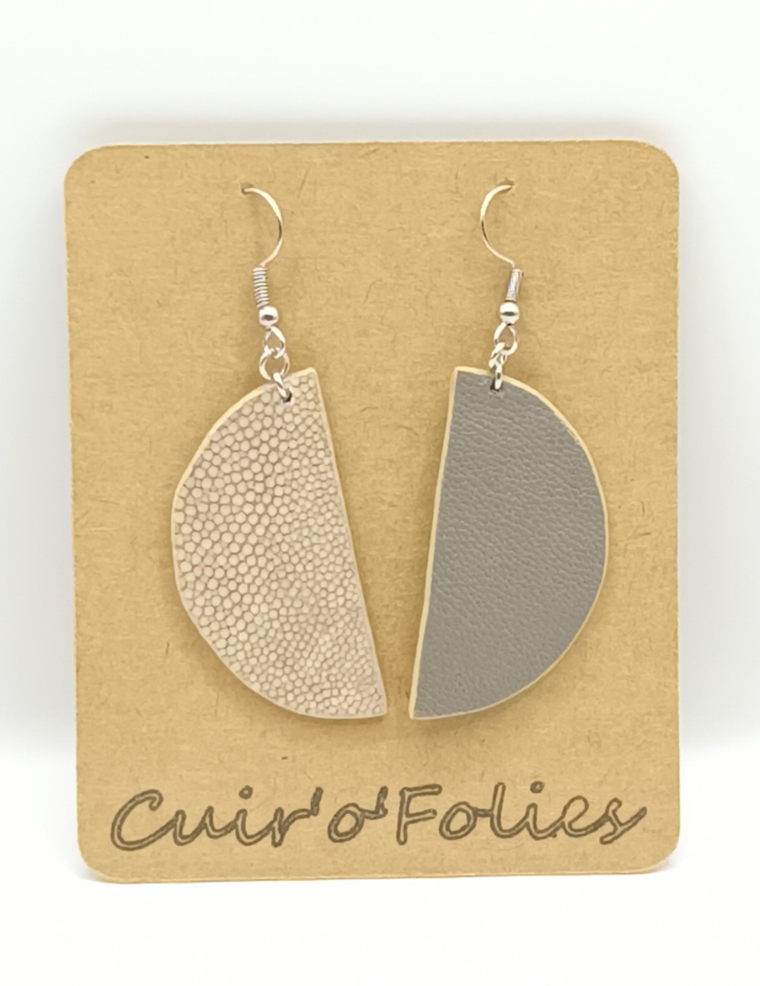 Boucles d’oreilles demi-lune en galuchat grège