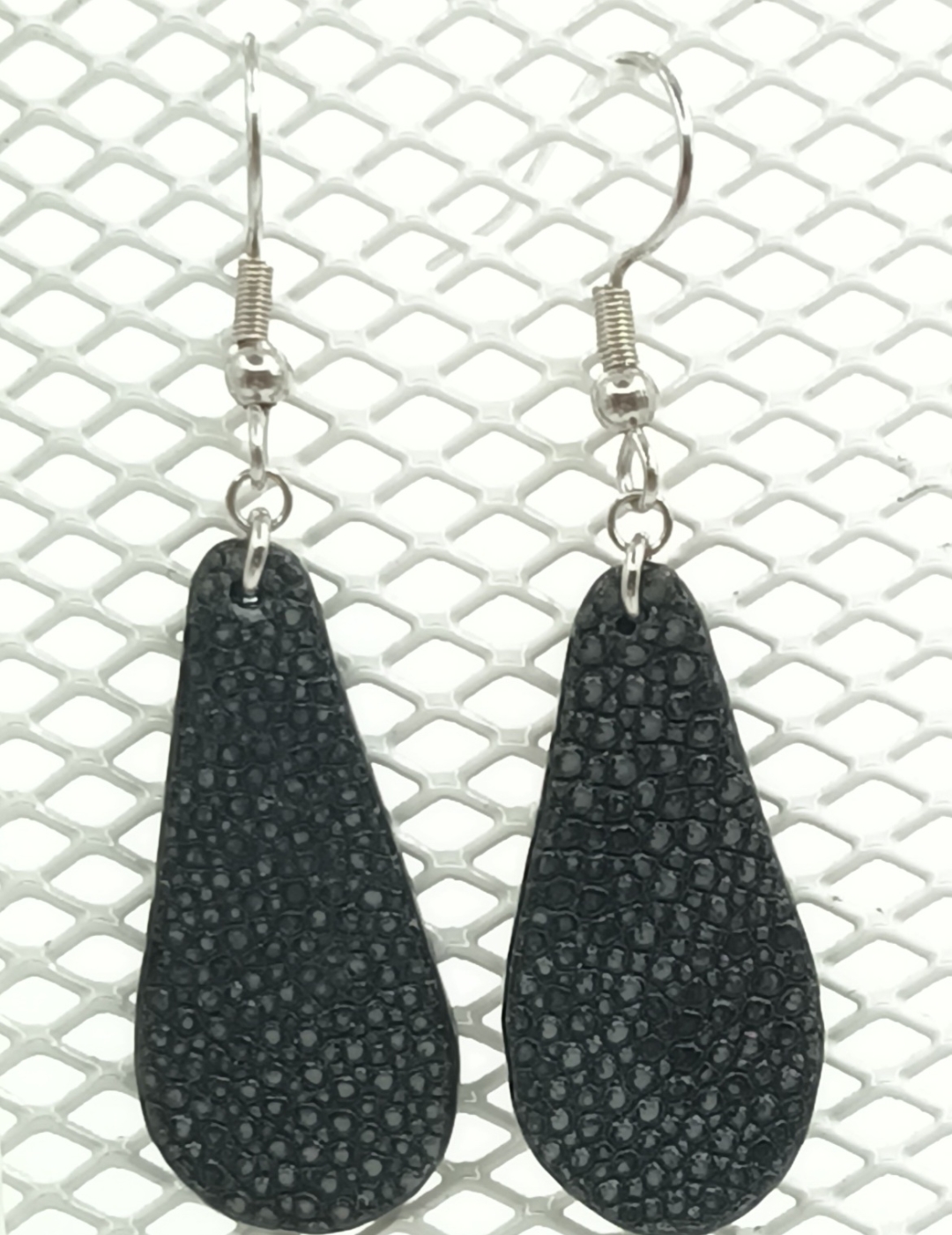 Boucles d’oreilles petite goutte en galuchat noire