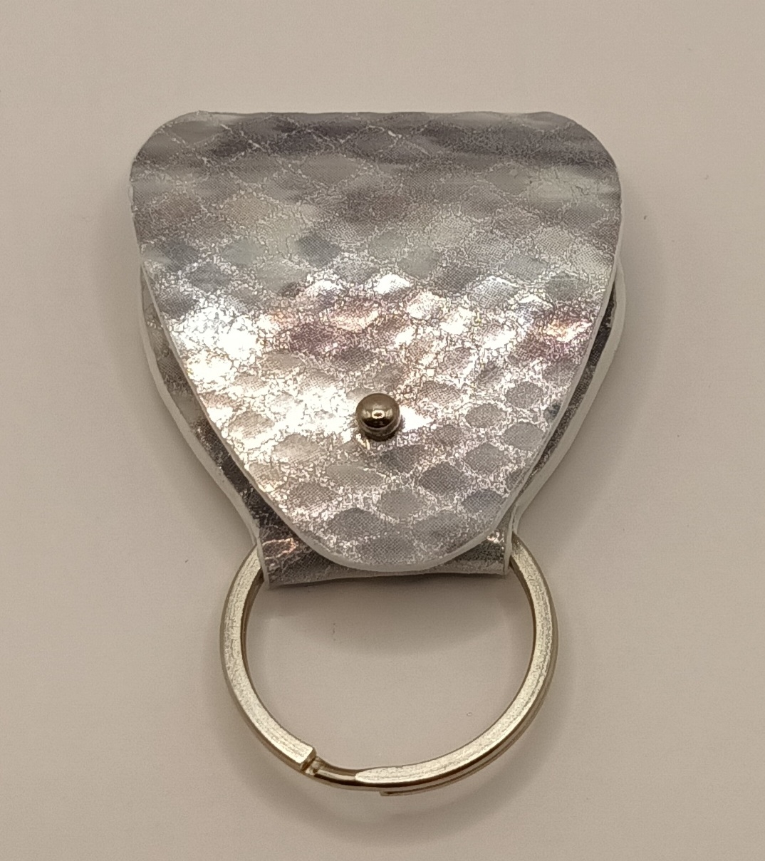 Étuis à médiator gris clair nuancé avec reflets argents effet python