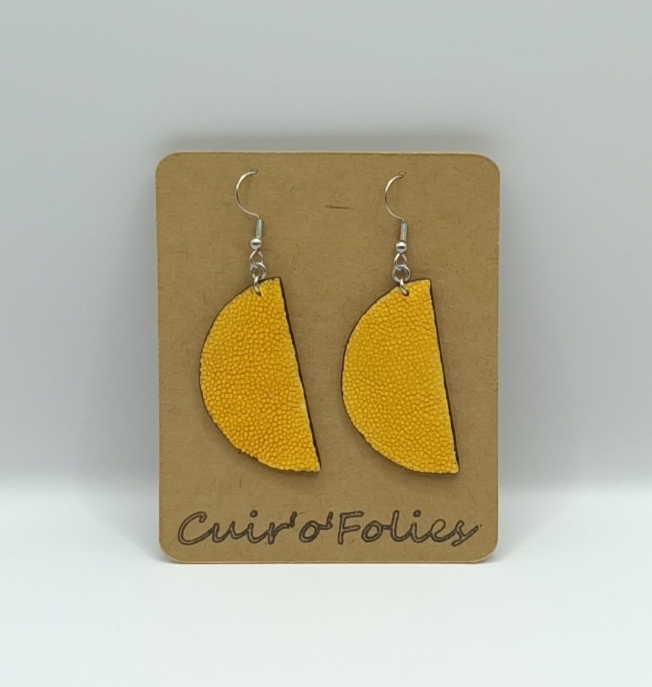 Boucles d’oreilles demi-lune en galuchat jaune