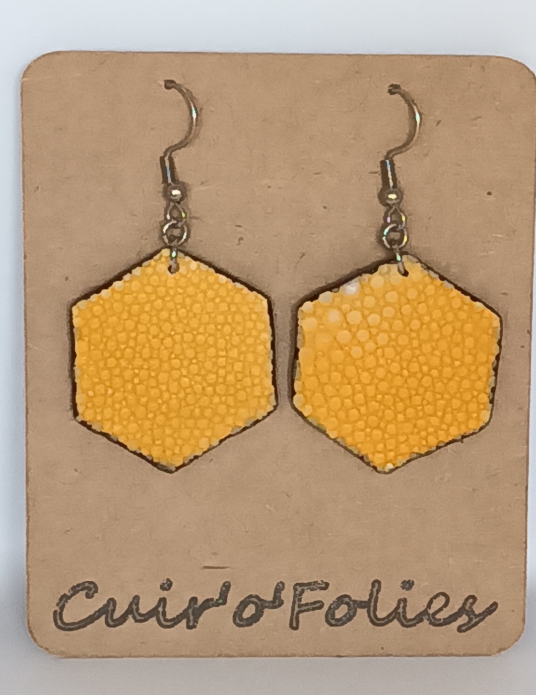 Boucles d’oreilles grand hexagone en galuchat jaune