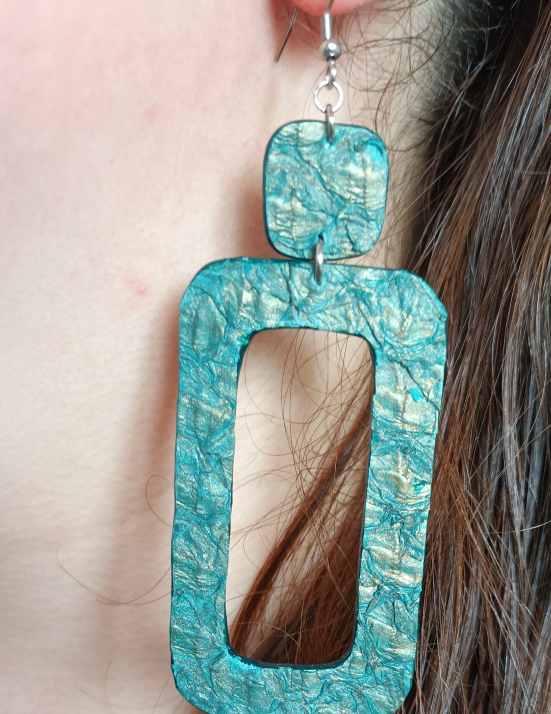 Grandes Boucles d’oreilles rectangulaire verte à reflets or en Perche