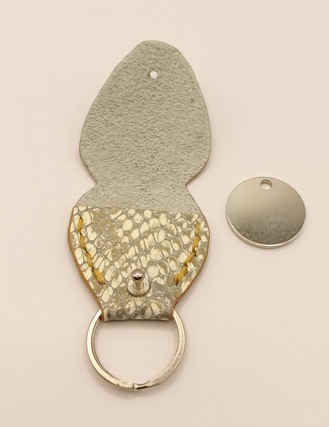 Étuis à médiator gris nacré effet python