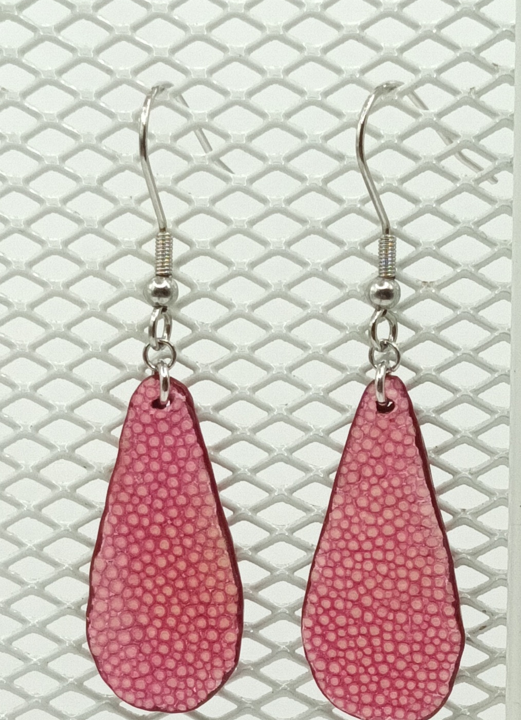 Boucles d’oreilles petite goutte en galuchat rose