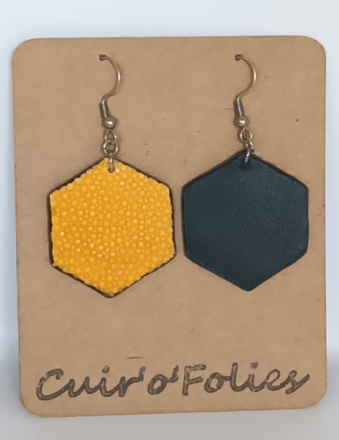Boucles d’oreilles grand hexagone en galuchat jaune