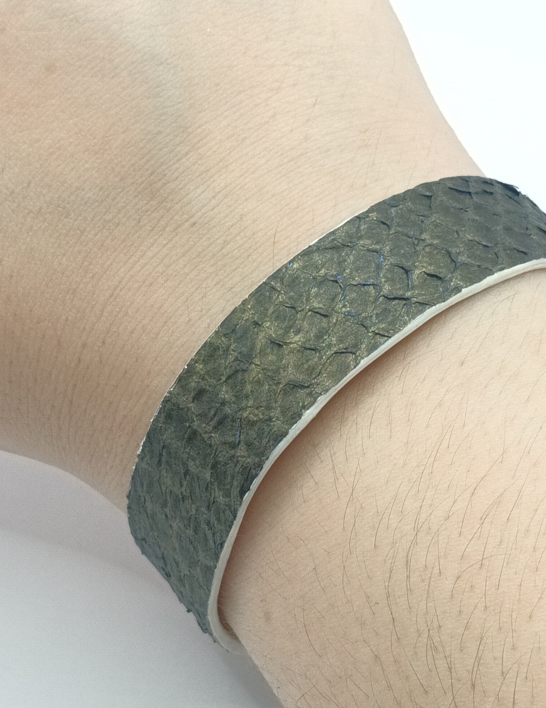 Bracelet bleu aux reflets bronze et blanc en saumon