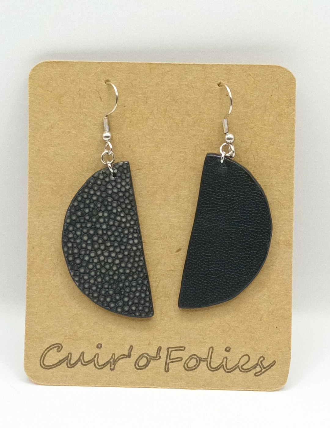Boucles d’oreilles demi-lune en galuchat noire