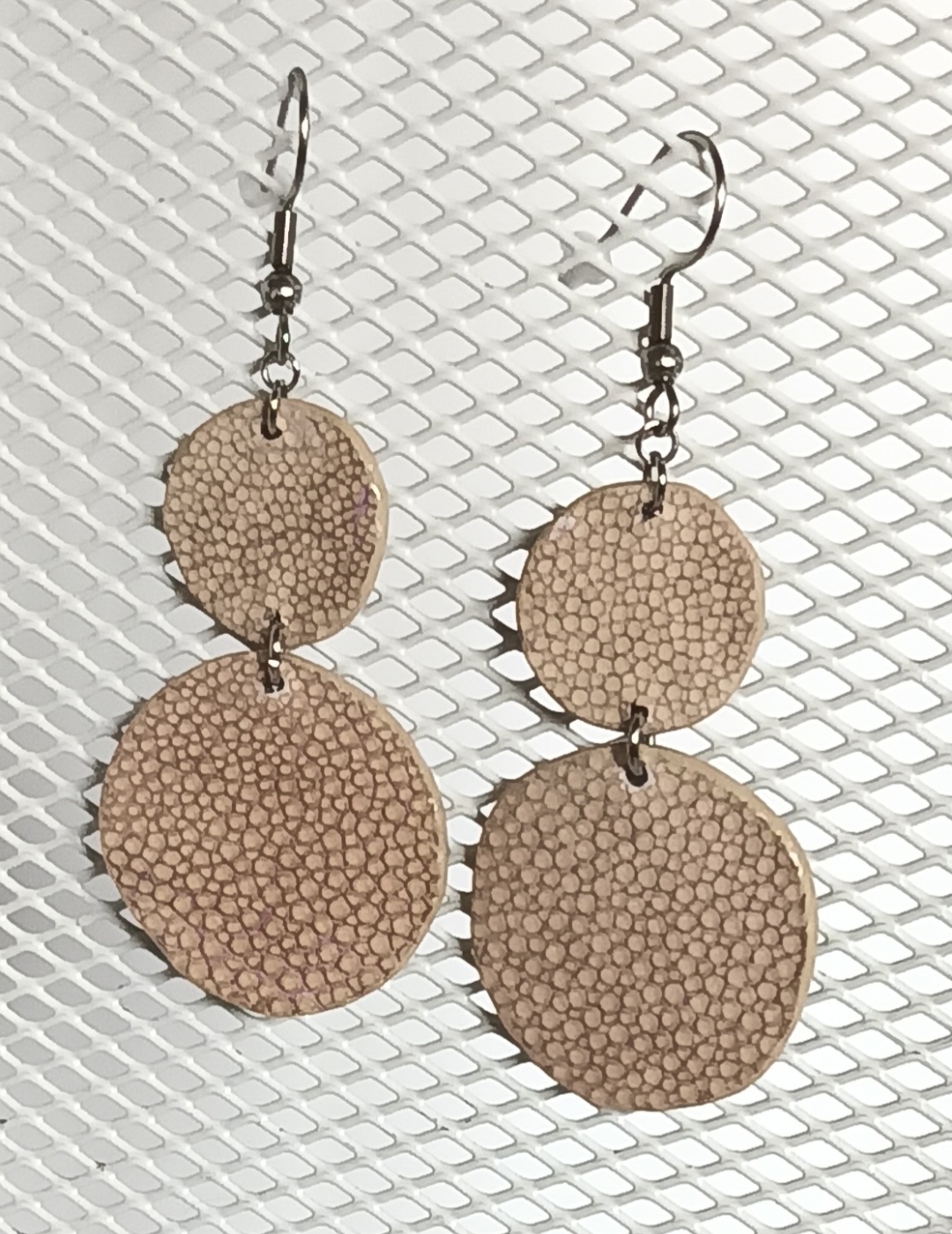 Boucles d’oreilles double rond en galuchat gris beige