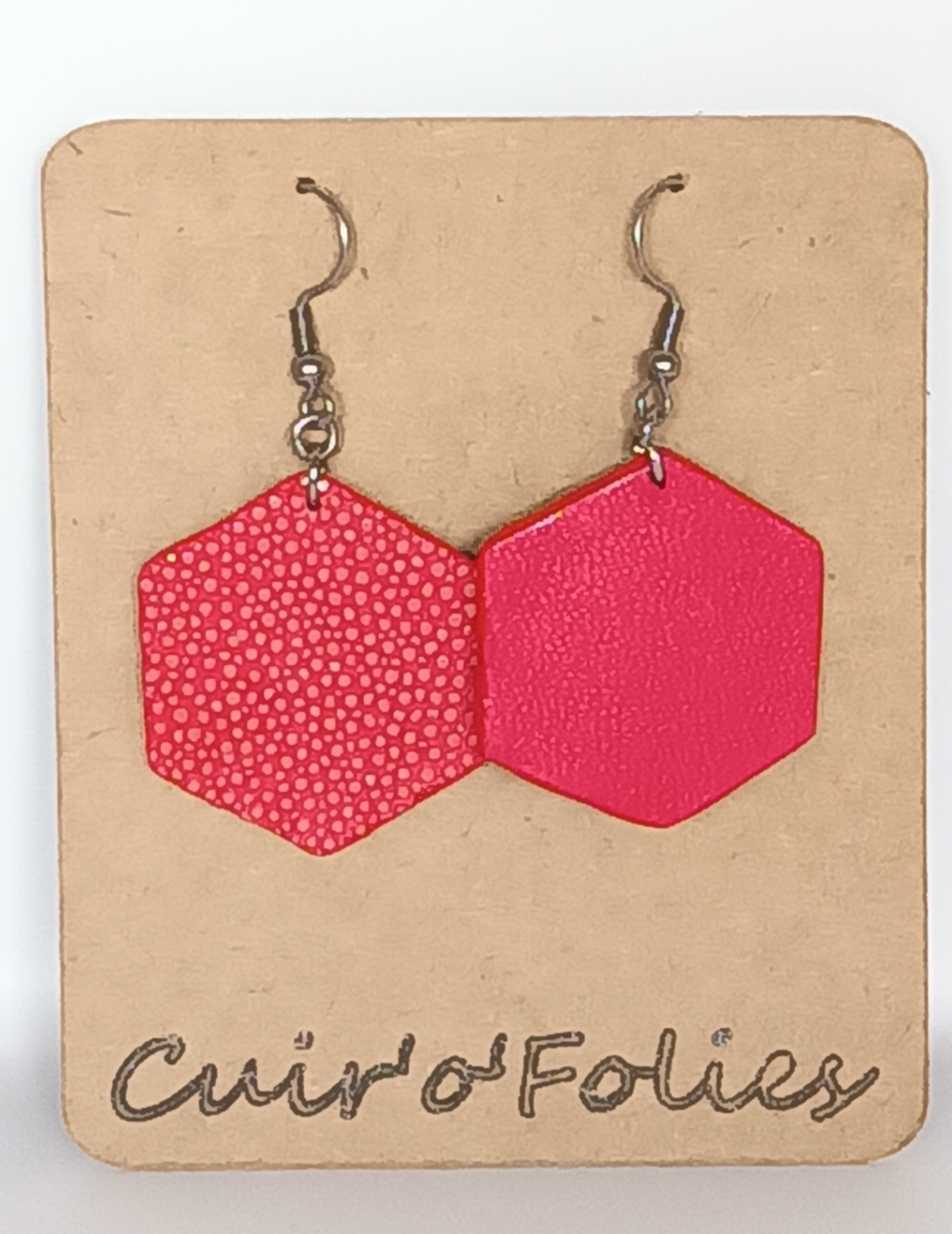 Boucles d’oreilles grand hexagone en galuchat rouge