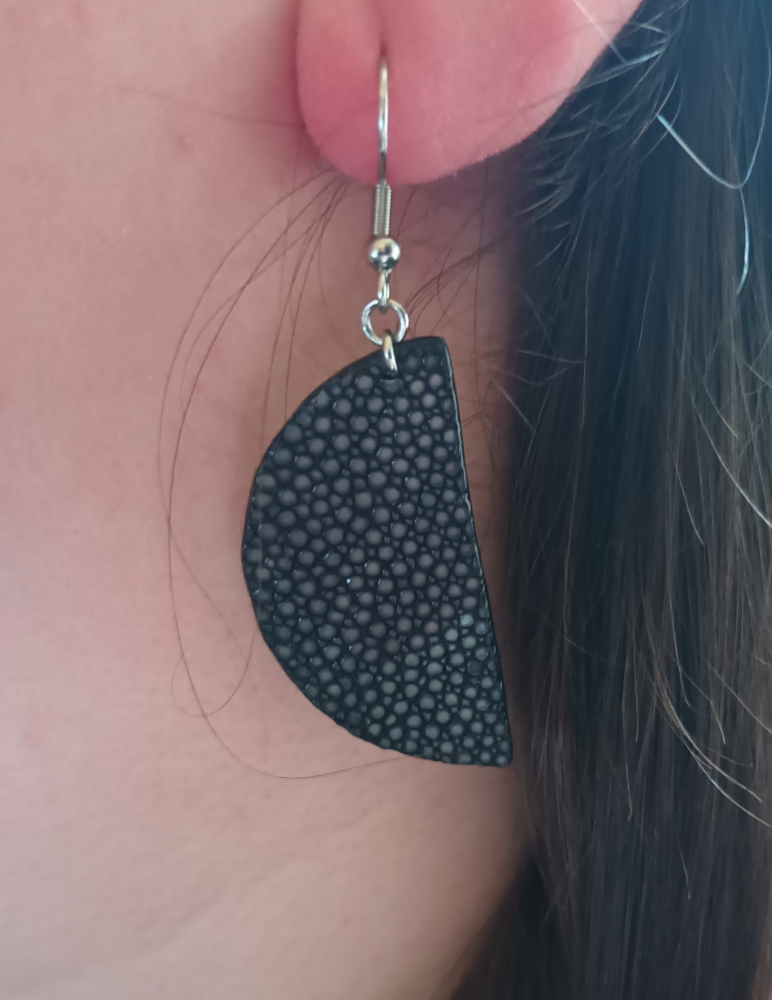 Boucles d’oreilles demi-lune en galuchat noire