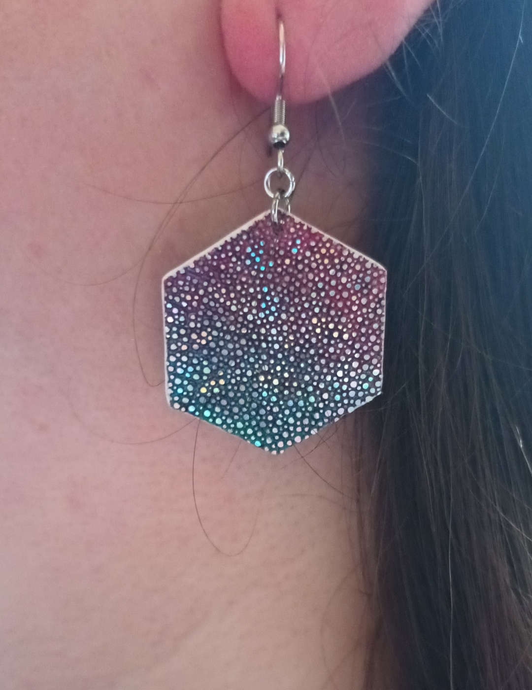 Boucles d’oreilles grand hexagone en galuchat rouge