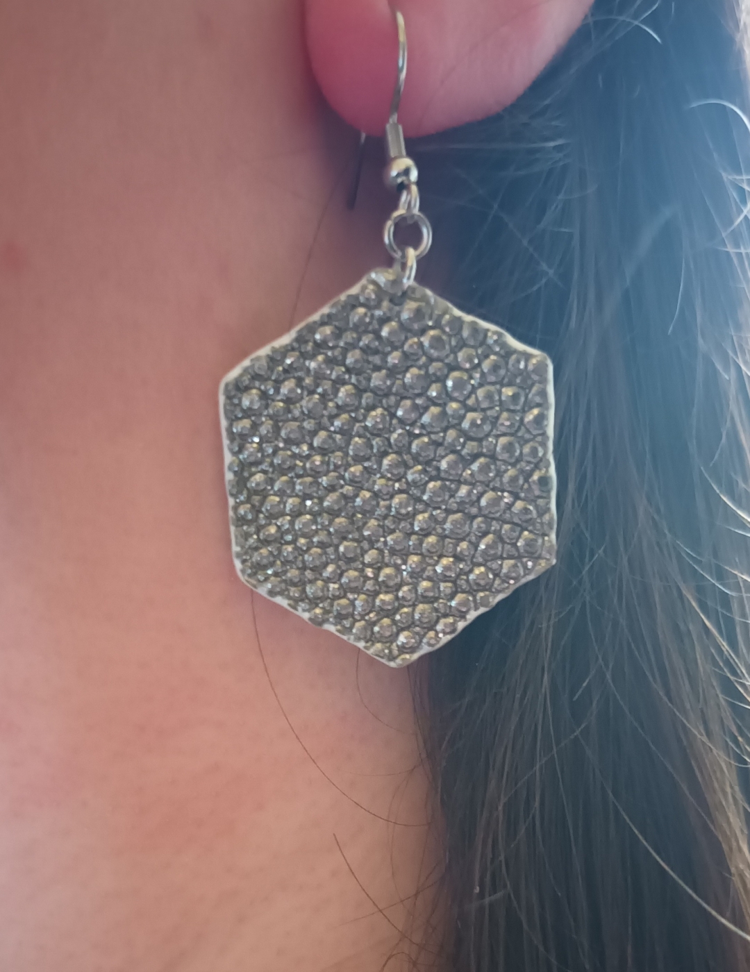 Boucles d’oreilles grand hexagone en galuchat rose métallisé