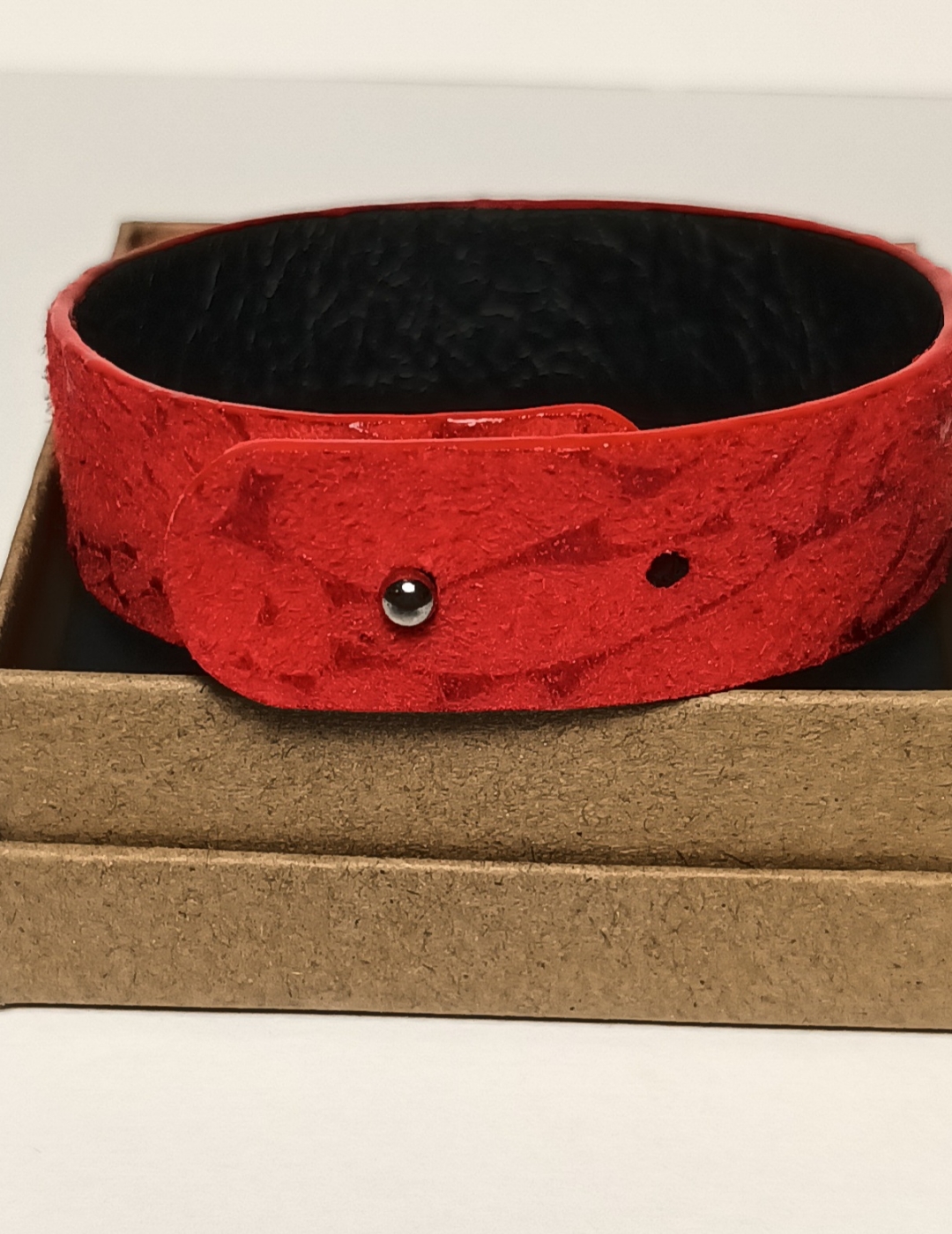 Bracelet rouge nervuré