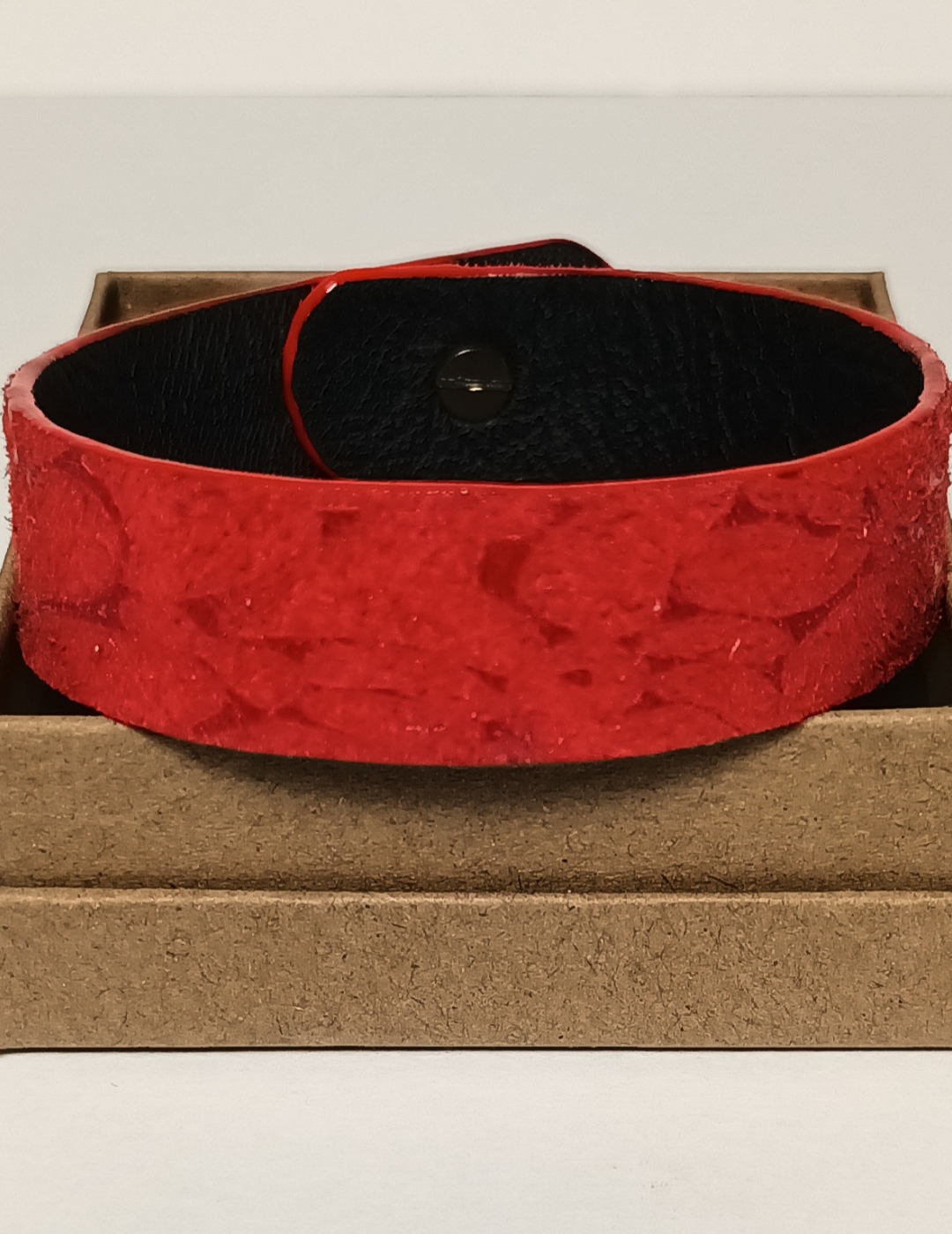 Bracelet rouge nervuré