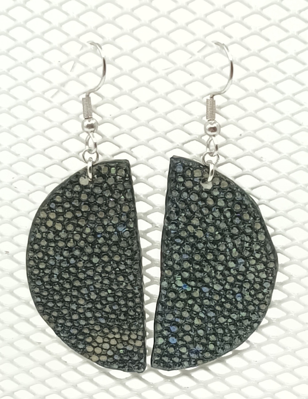 Boucles d’oreilles demi-lune en galuchat caviar