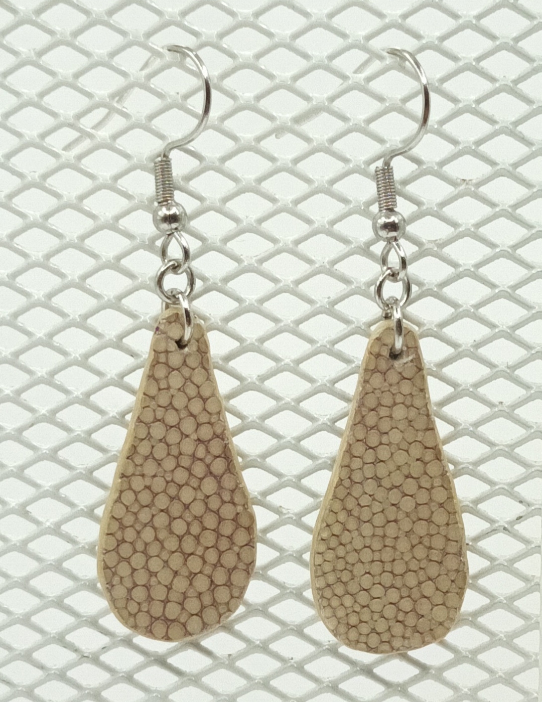 Boucles d’oreilles petite goutte en galuchat gris beige