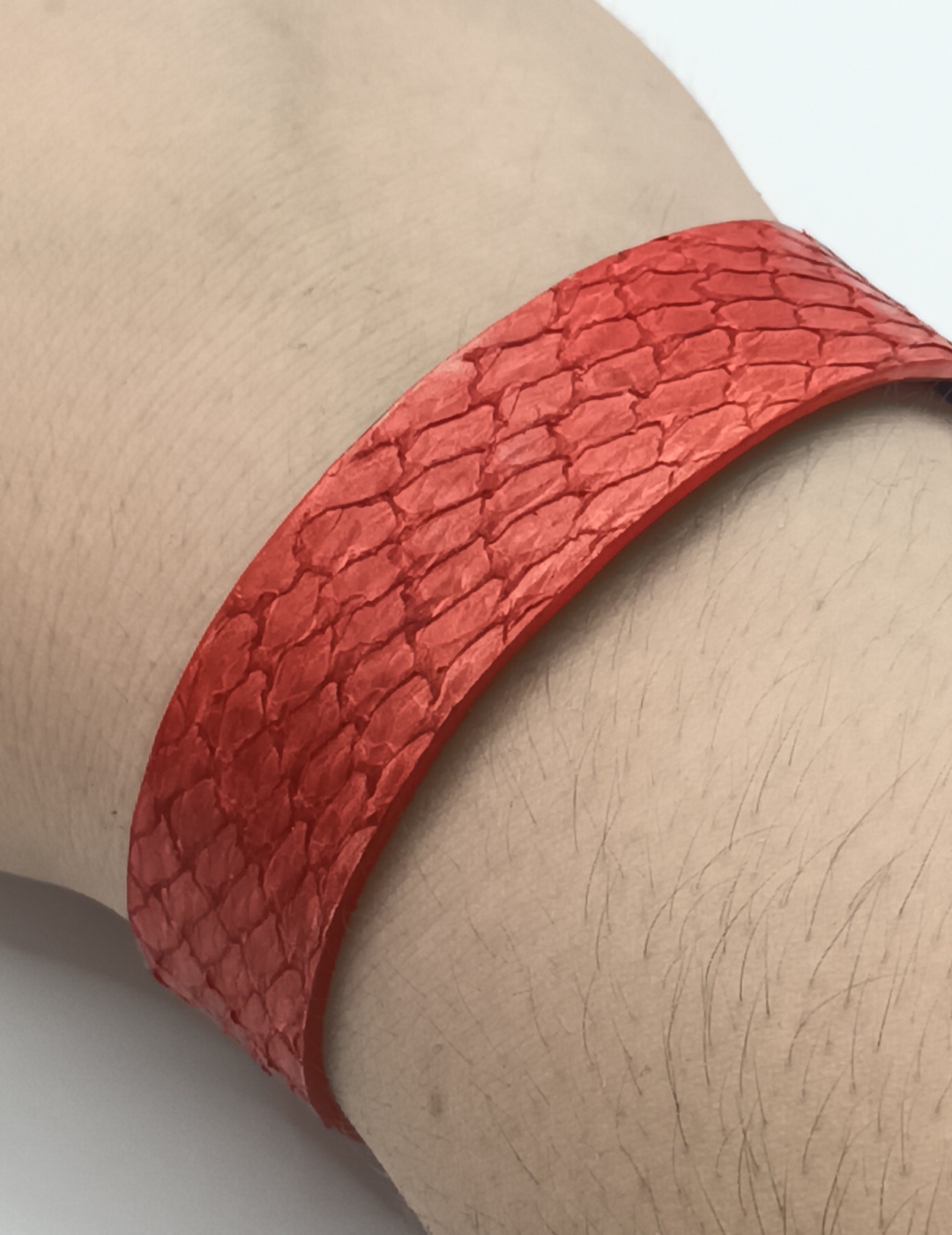 Bracelet rouge mat en saumon et noir