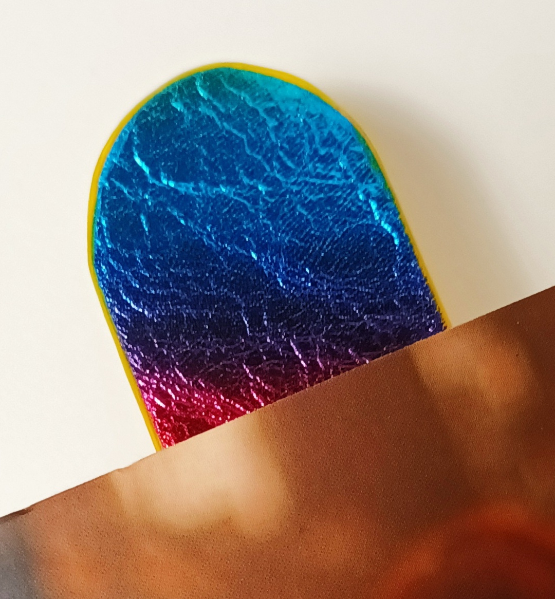 Marque-page jaune et multicolore