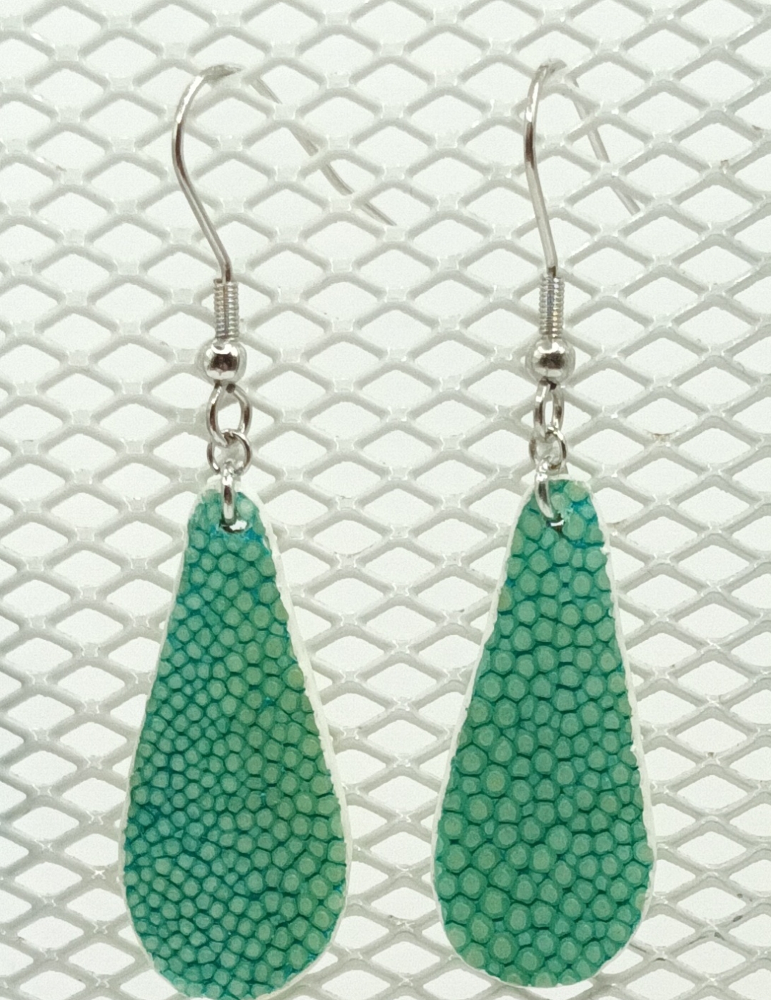 Boucles d’oreilles petite goutte en galuchat vert