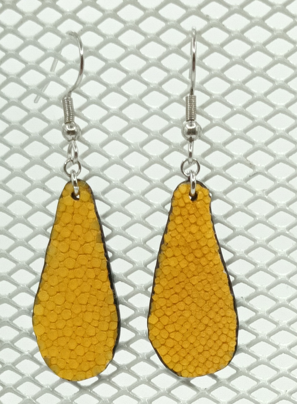 Boucles d’oreilles petite goutte en galuchat jaune