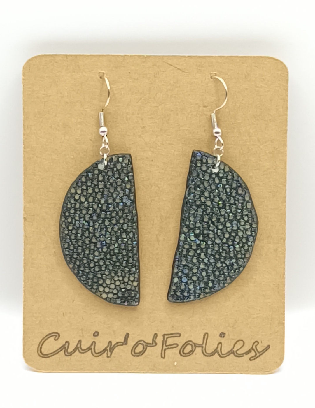 Boucles d’oreilles demi-lune en galuchat caviar