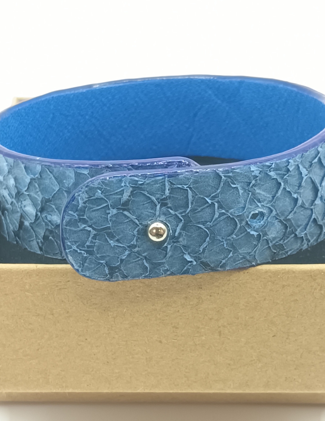 Bracelet bleu foncé en saumon