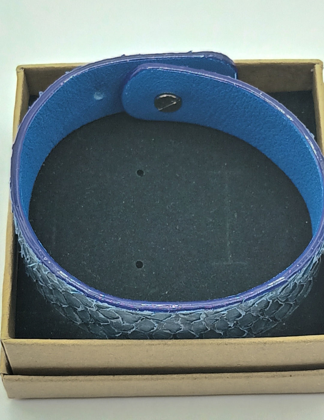 Bracelet bleu foncé en saumon