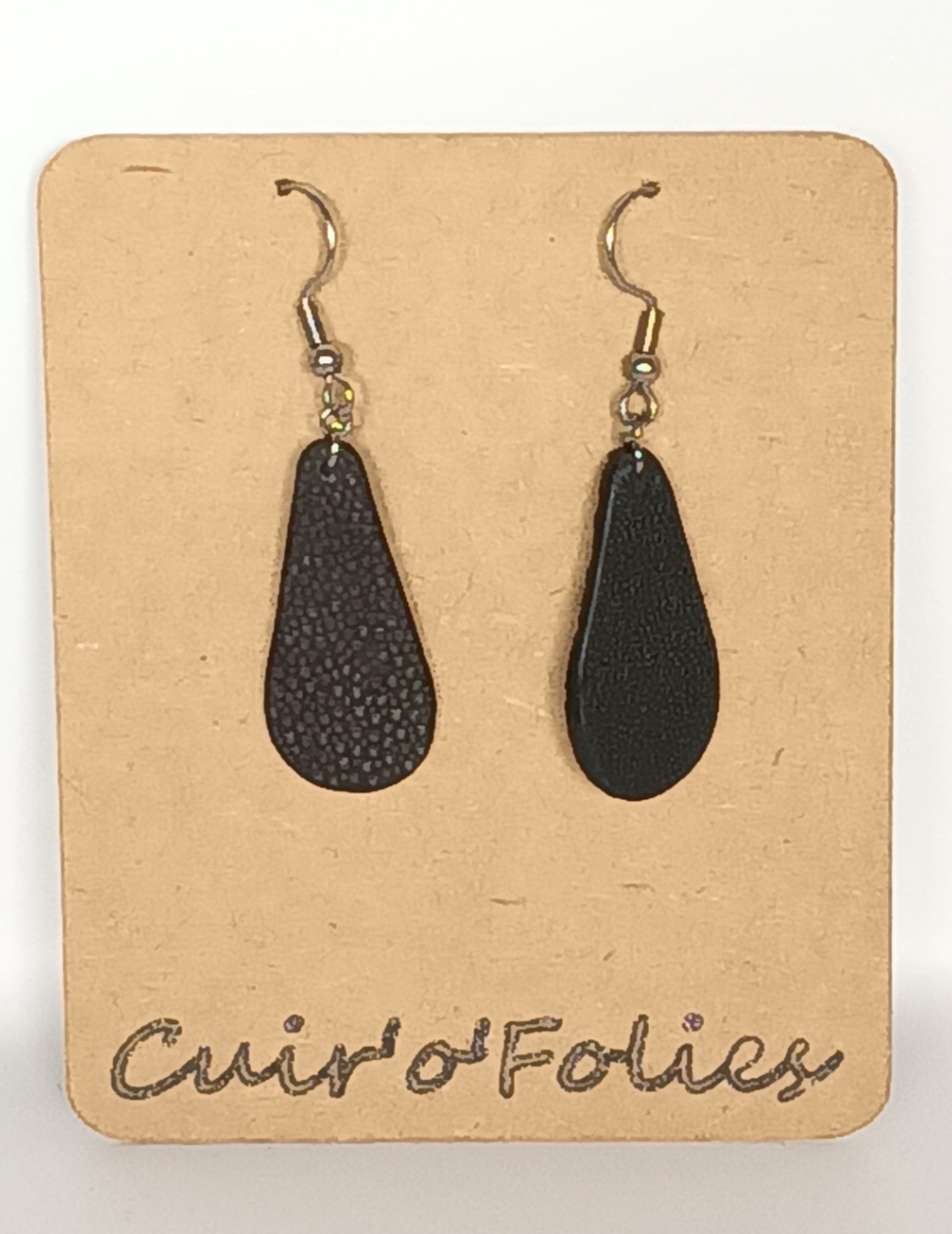 Boucles d’oreilles petite goutte en galuchat noire