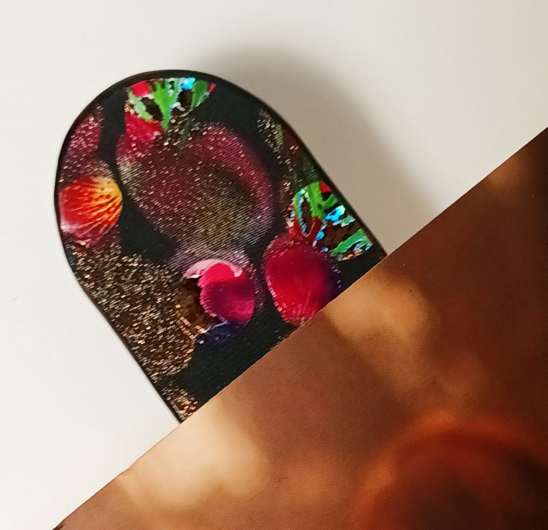 Marque-page noir vernis pailleté argent et fleuri noir et doré