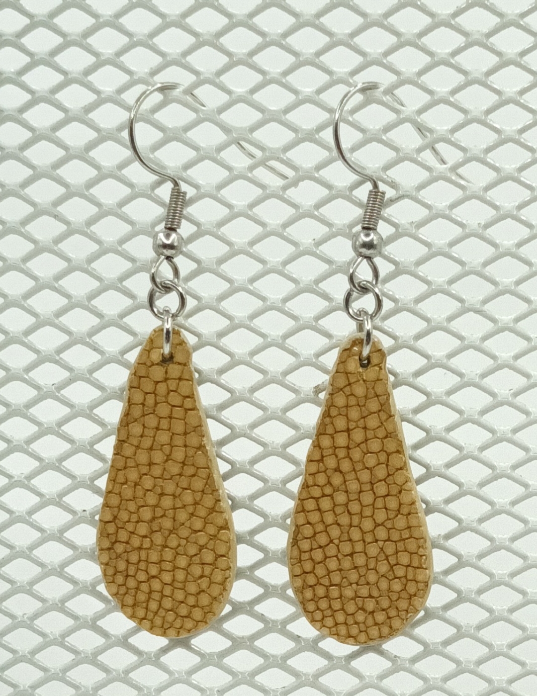 Boucles d’oreilles petite goutte en galuchat café au lait