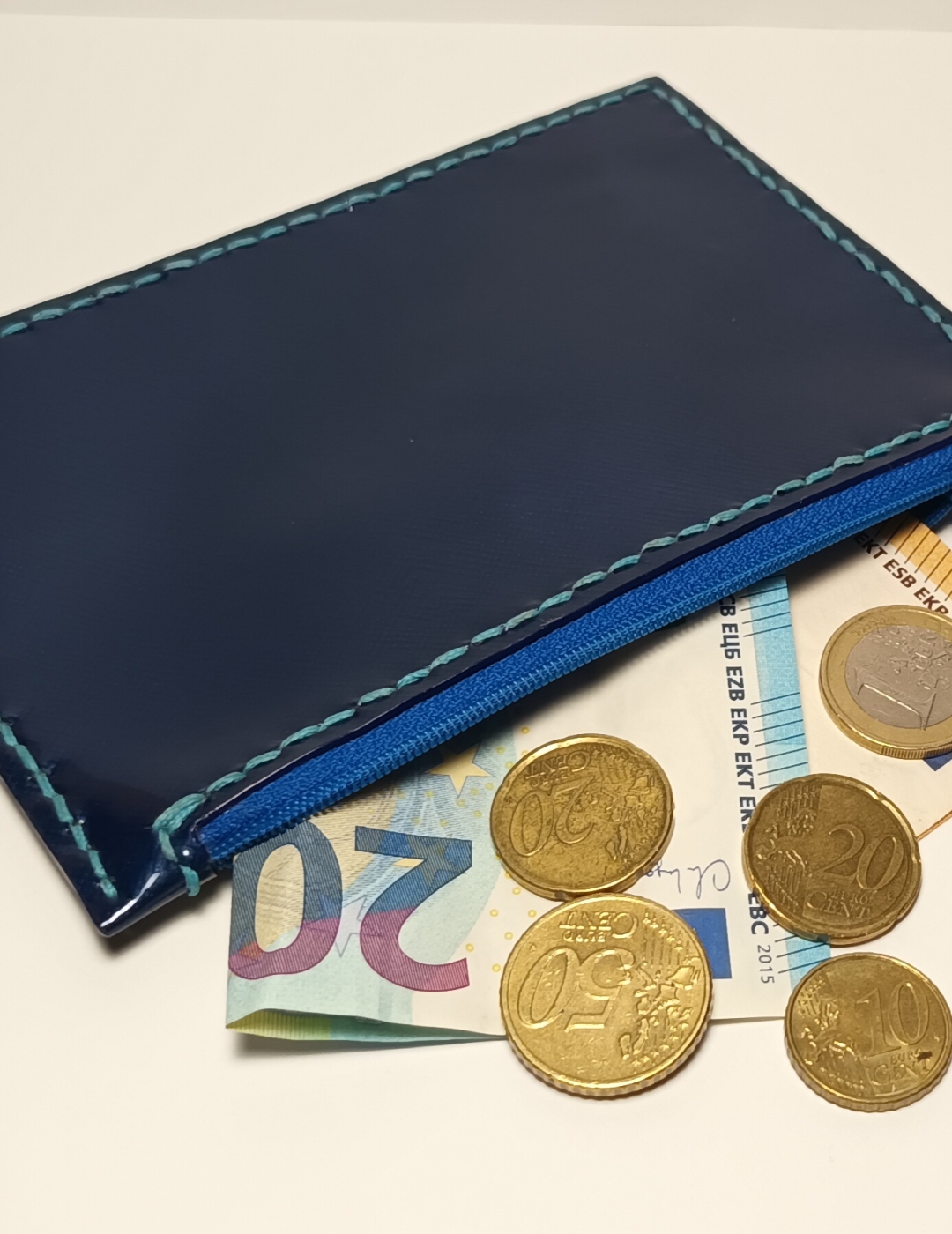 Porte-monnaie bleu vernis effet toile de jean et bleu