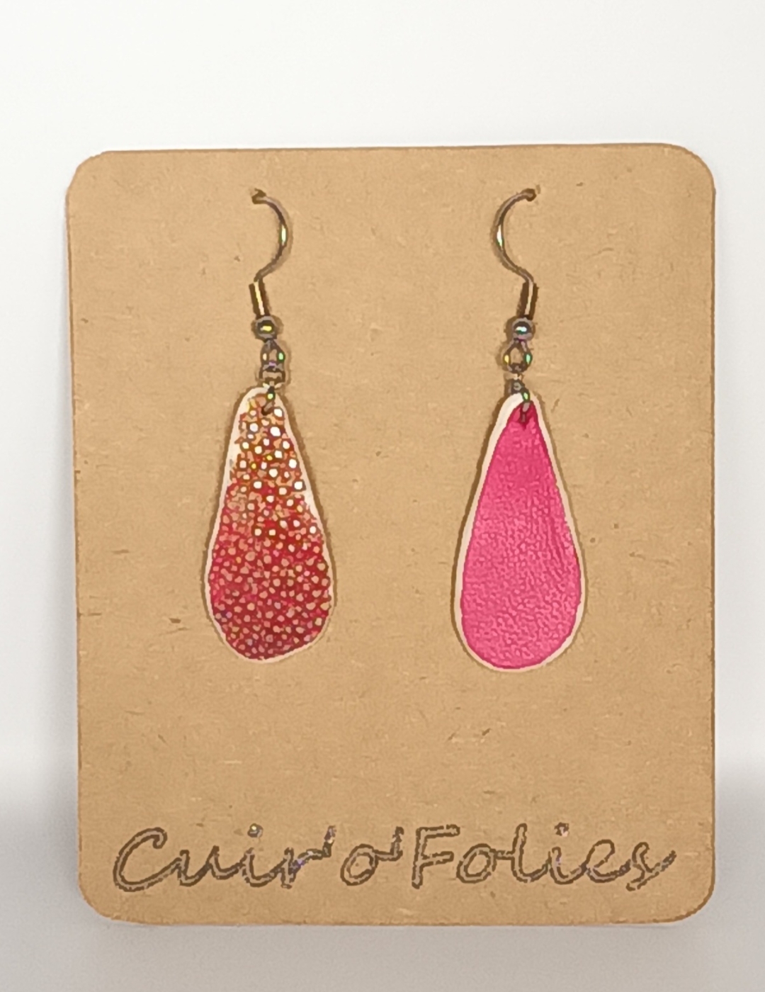 Boucles d’oreilles petite goutte en galuchat orangé holographique