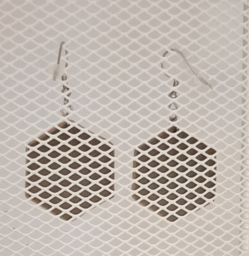 Boucles d’oreilles grand hexagone en galuchat gris beige