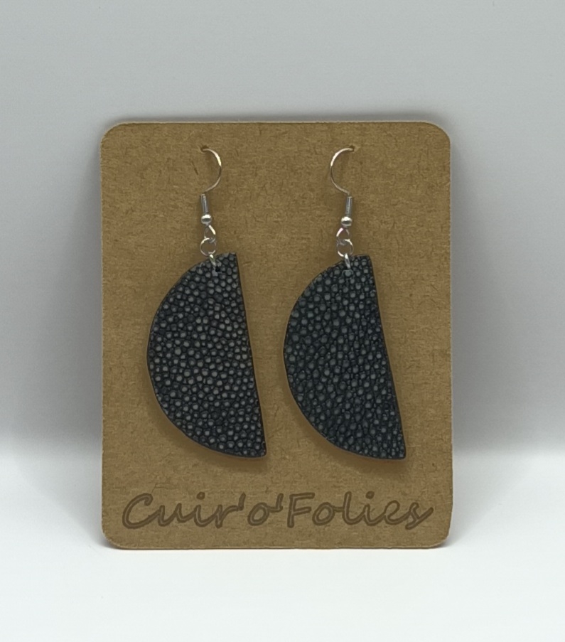 Boucles d’oreilles demi-lune en galuchat noire