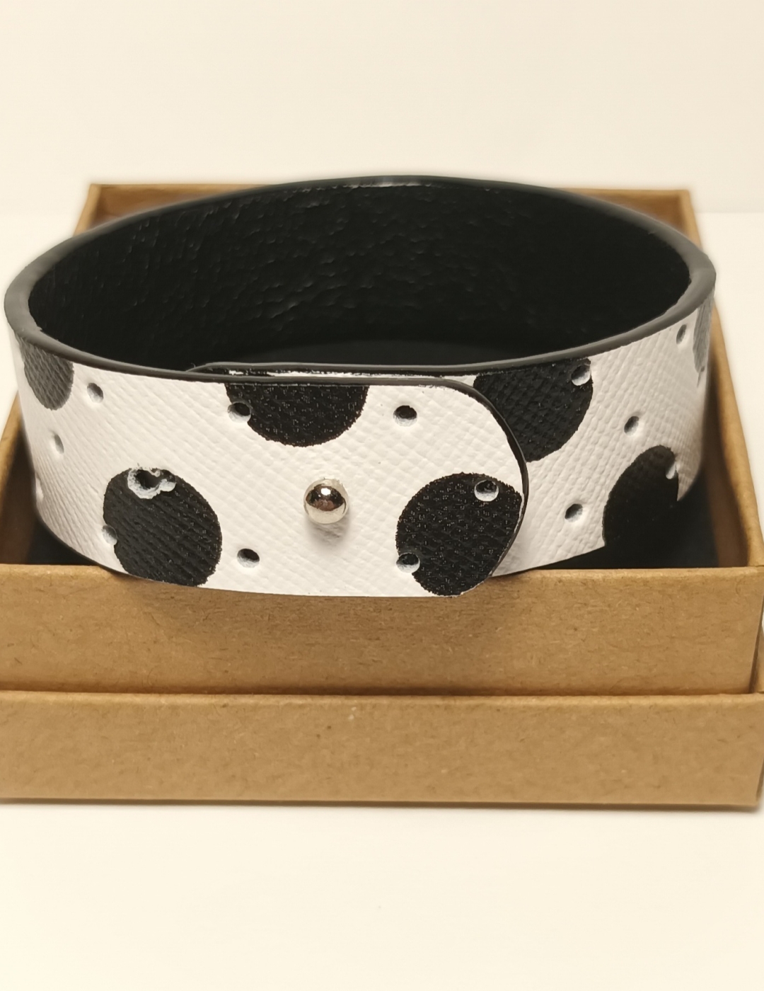 Bracelet blanc à pois noirs