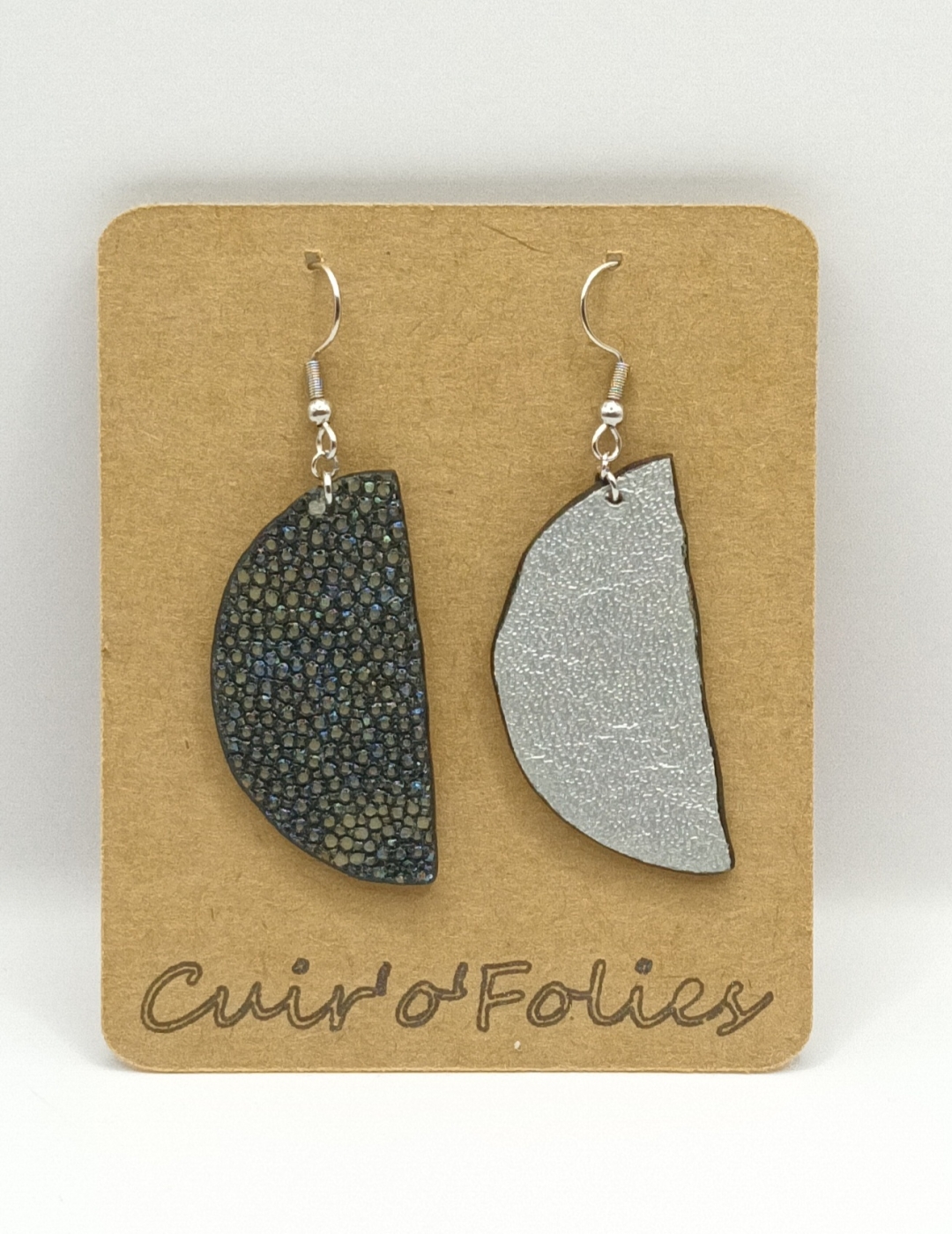 Boucles d’oreilles demi-lune en galuchat caviar