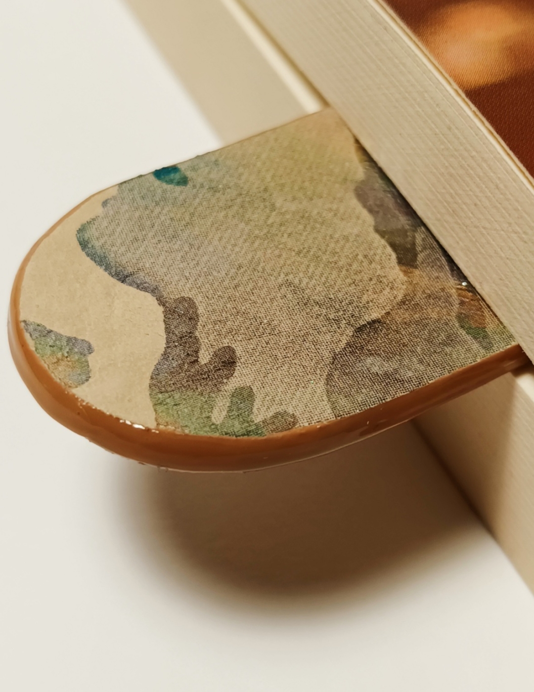 Marque-page camouflage irisé multicolore et beige