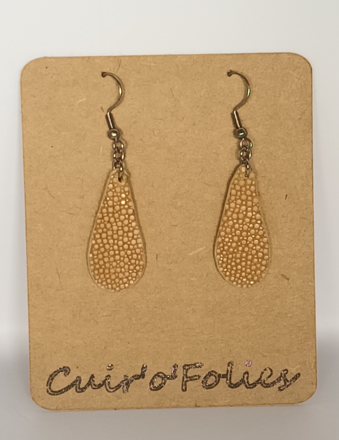 Boucles d’oreilles petite goutte en galuchat café au lait