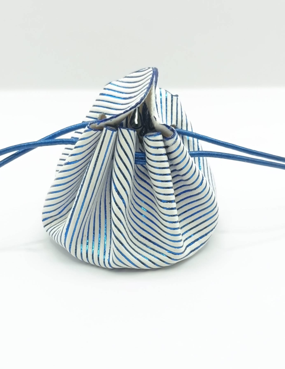 Petite bourse  blanche à rayures bleues métallisées
