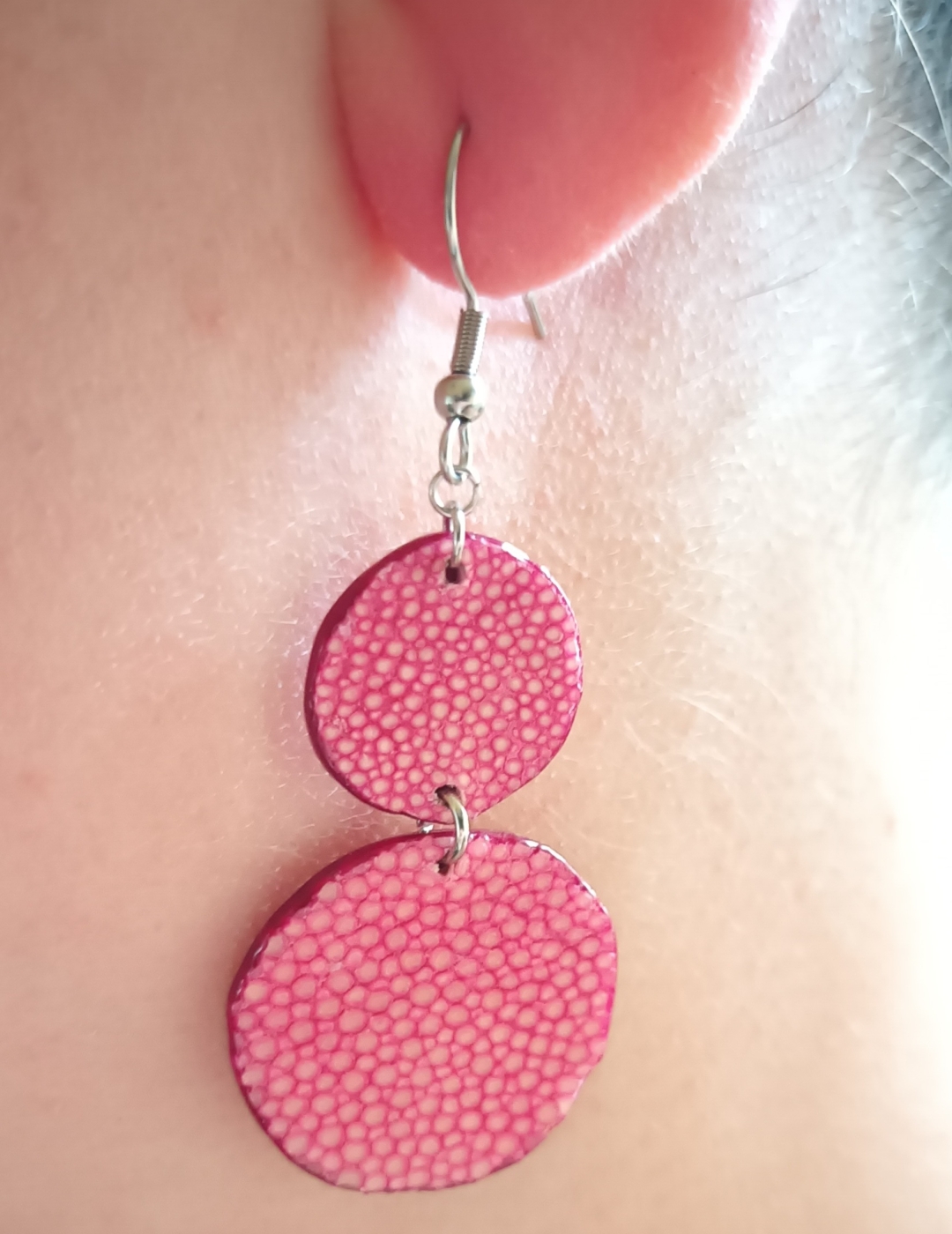 Boucles d’oreilles double rond en galuchat rose métallisé