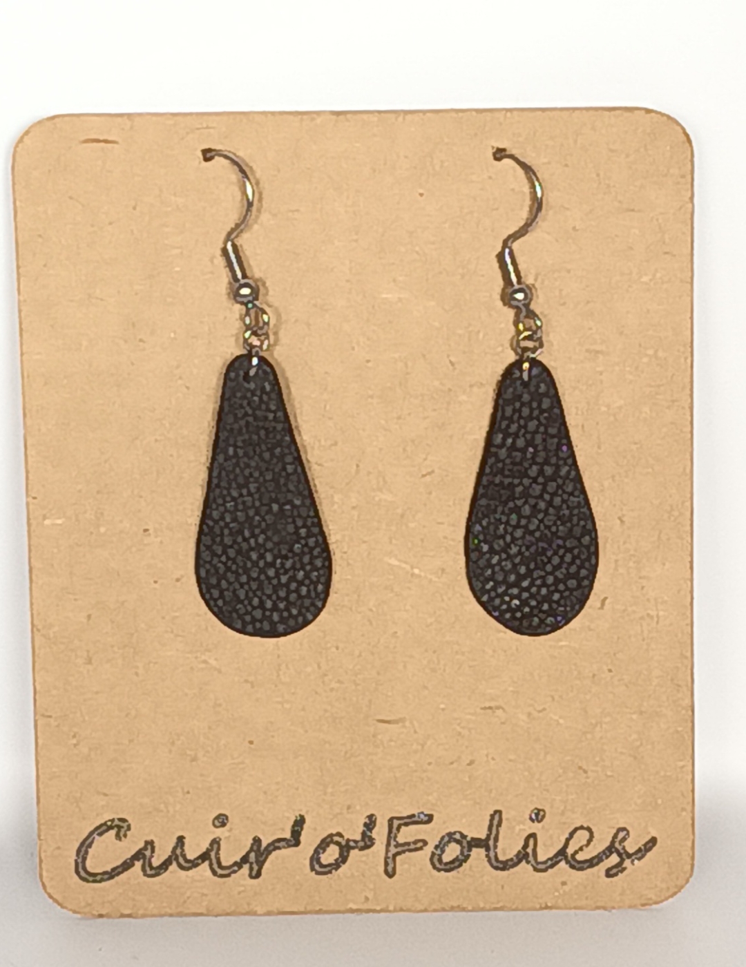 Boucles d’oreilles petite goutte en galuchat noire