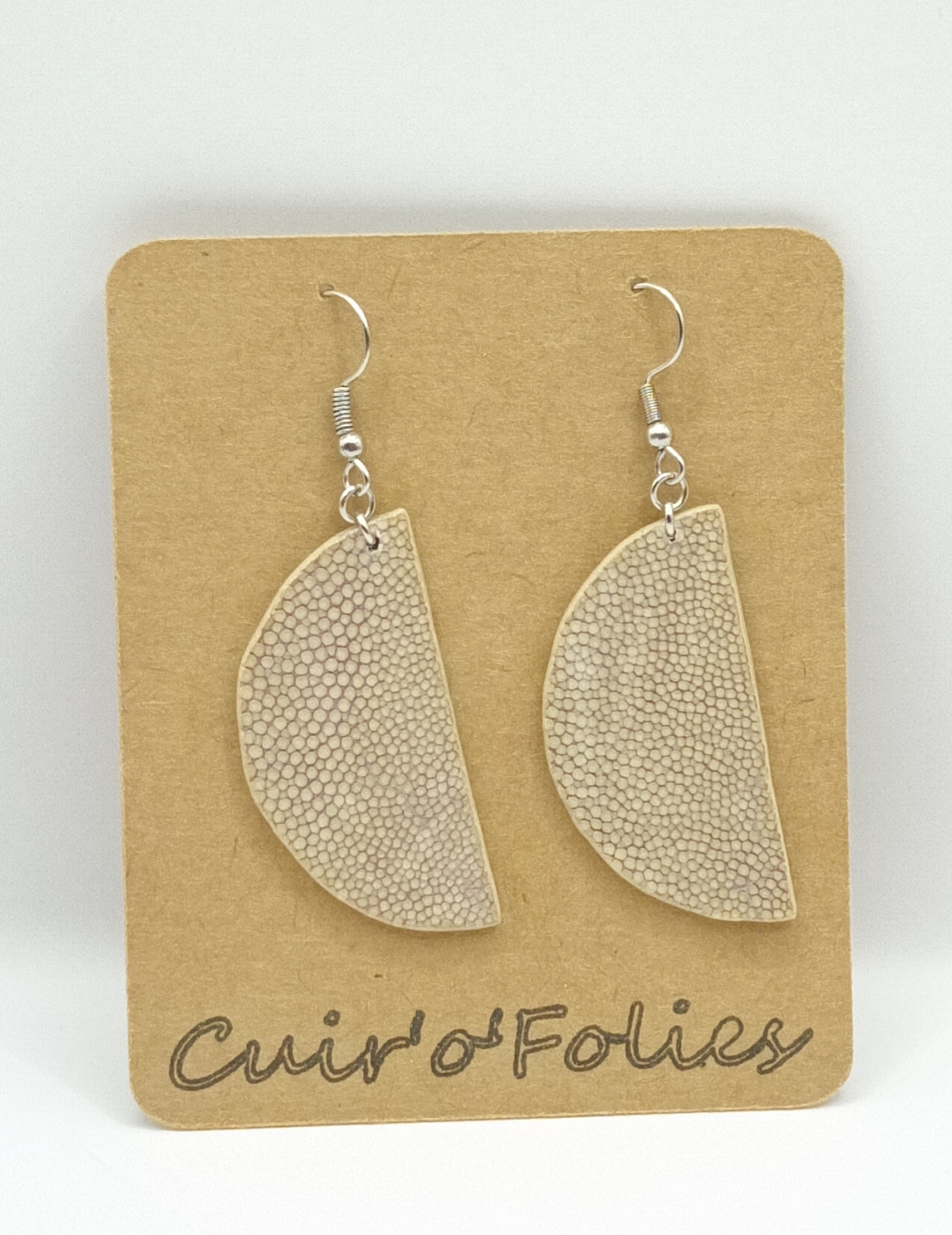 Boucles d’oreilles demi-lune en galuchat grège