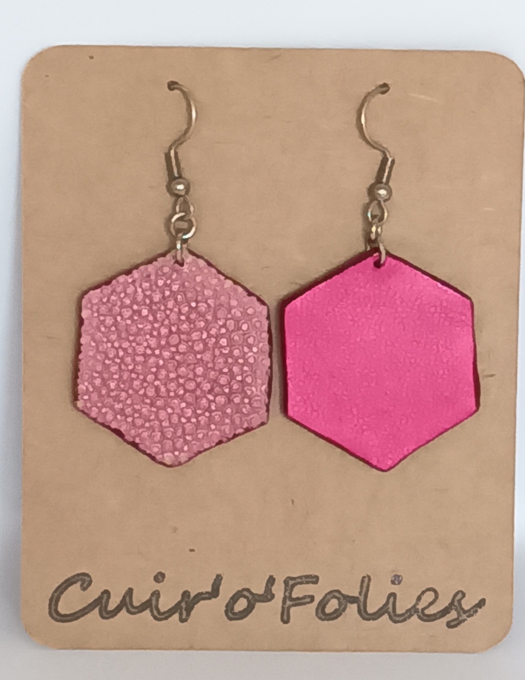 Boucles d’oreilles grand hexagone en galuchat rose métallisé