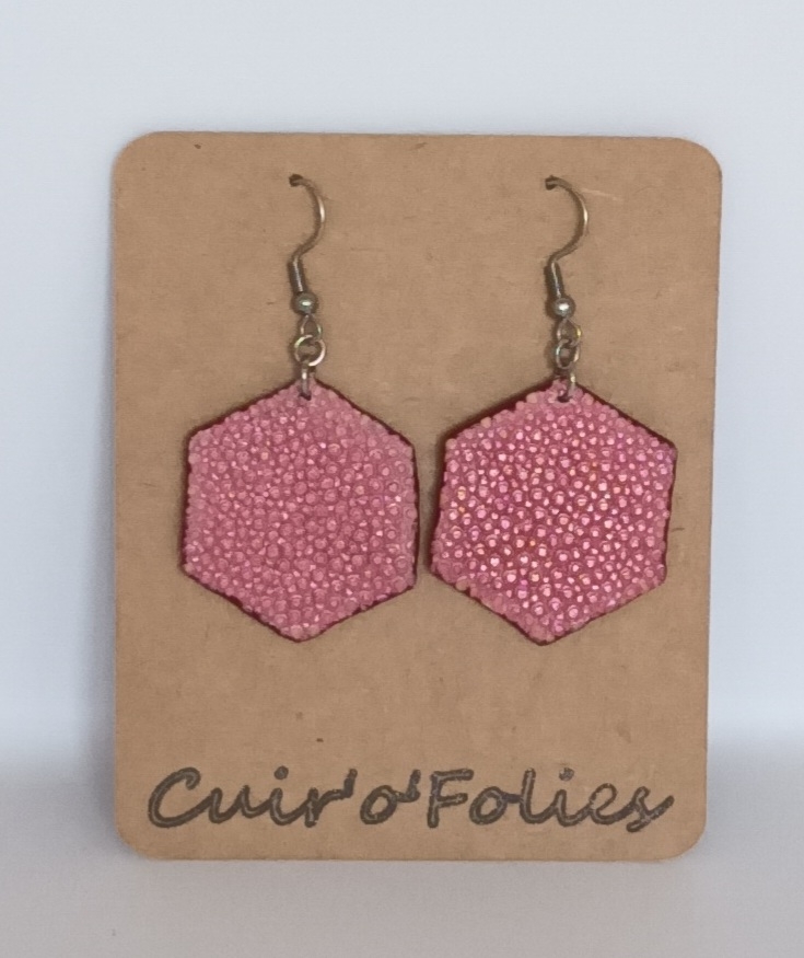 Boucles d’oreilles grand hexagone en galuchat rose métallisé